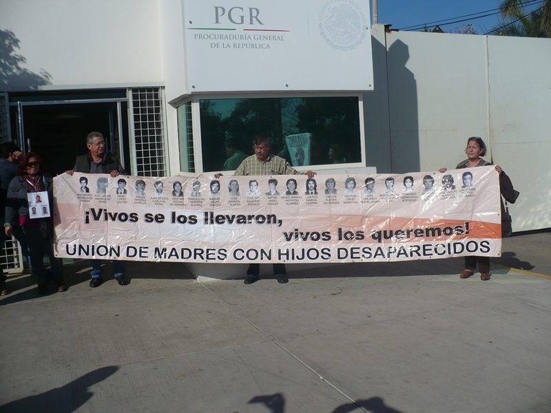 Protestan activistas en la PGR