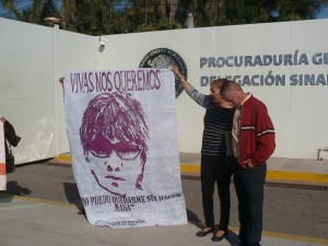 Activistas portaban una manda con el rostro de Sandra Luz, cuyo homicidio aún no es resuelto.