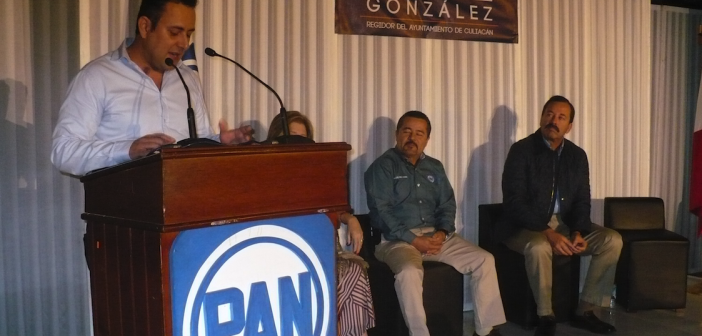 Jorge González rinde informe ante asistentes del PAN