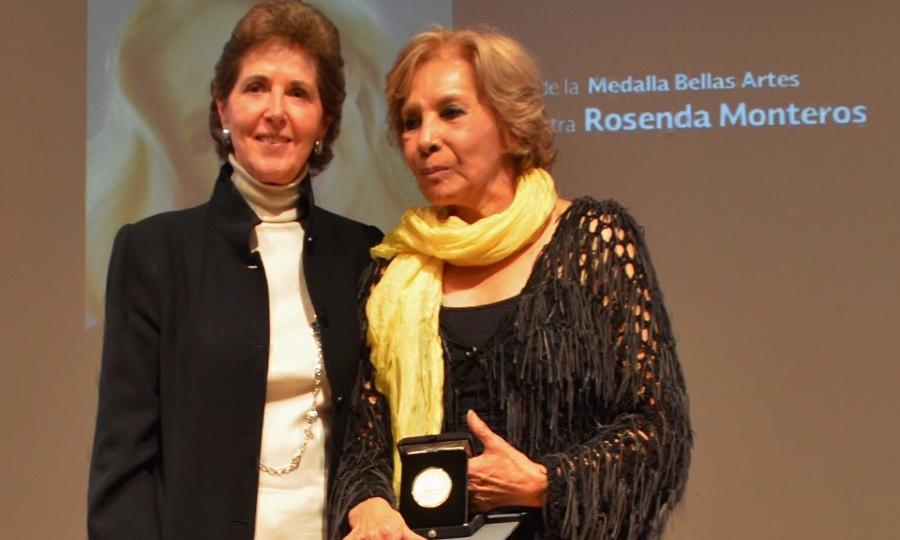 Rosenda Monteros (1935) recibió la Medalla Bellas Artes