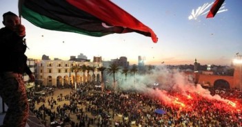 Miles de libaneses celebraron antier el segundo aniversario del levantamiento libio en la Plaza de los Mártires. Foto Afp