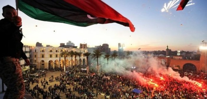 Miles de libaneses celebraron antier el segundo aniversario del levantamiento libio en la Plaza de los Mártires. Foto Afp