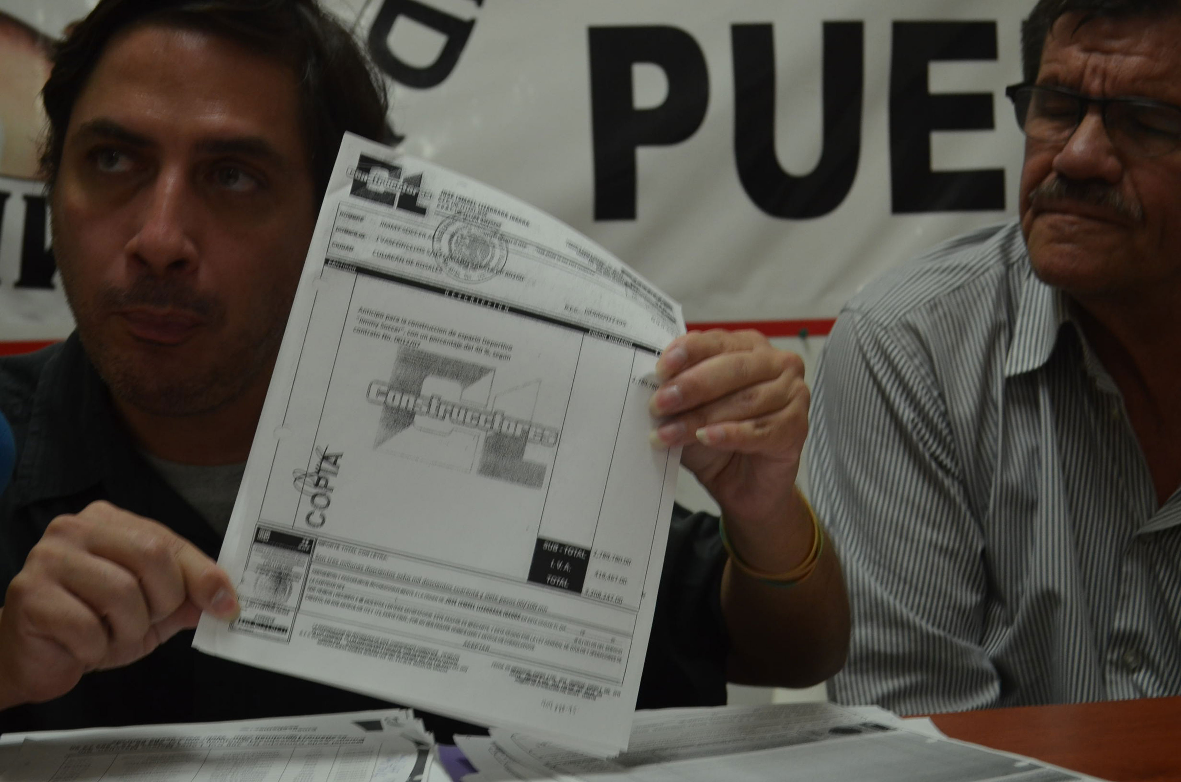 Ernesto Seldaña exhibiendo pruebas que afirman la ilegitimidad de las pruebas presentadas durante el caso de Jimmy Ruiz. Foto: Gabriela Sánchez. 