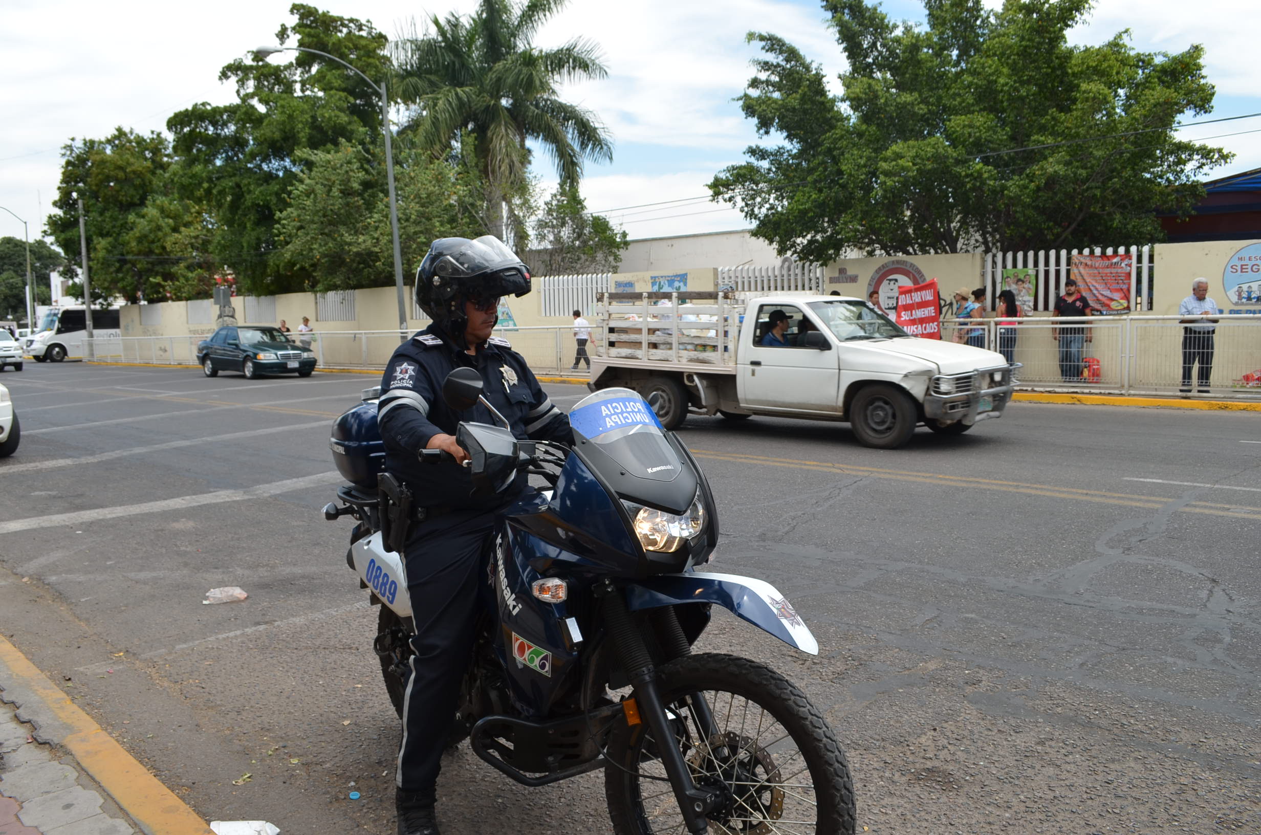 Aparece agente de tránsito para ayudar a los ciudadanos a cruzar aunque la protesta prosigue. Fotografía Gabriela Sánchez