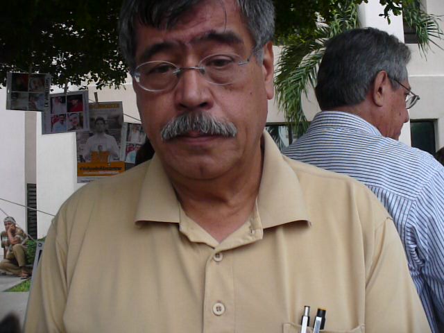 Maestro Oscar Loza, apoyando a familiares de desaparecidos. Fotografía: Gabriela Sánchez