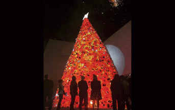 Enciende el Museo de Historia su tradicional y monumental pino navideño