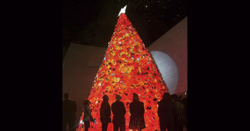 Enciende el Museo de Historia su tradicional y monumental pino navideño